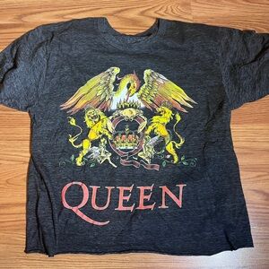 Que Charcoal Graphic Tee with Colorful Crest size xs